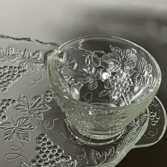 Vintage Grape Cluster design Snack serving Plates with Cups a of 8 pieces - Picture 6 of 11